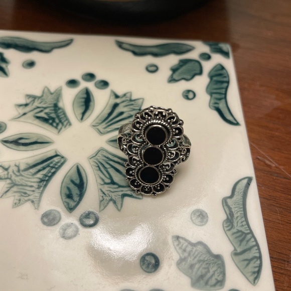 Silver ring with black gem stone - Picture 1 of 5